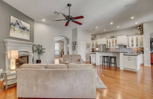 West Oak Hill House | Luxurious Pet Friendly home with 2 Gig Internet with a 2023 BMW X3 auto option.
