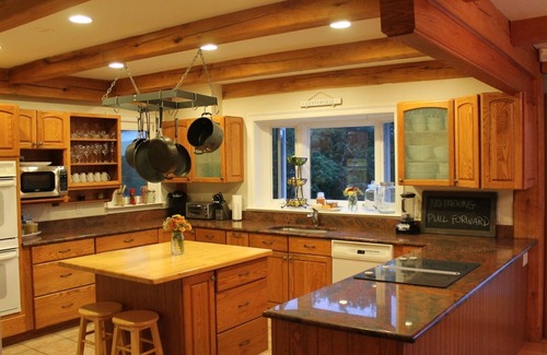 Centerville House | Luxurious Post & Beam with Heated Pool Near Beach