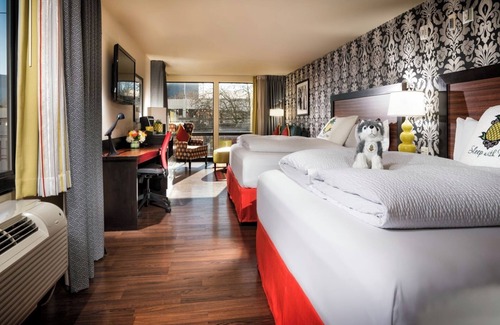 Lower Queen Anne Hotel | Luxurious Prima Donna Suite with Two King Beds in the Heart of Seattle