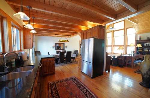Victor House | Luxurious Private Mountain Retreat w/Hot Tub + Sauna