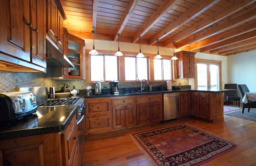 Victor House | Luxurious Private Mountain Retreat w/Hot Tub + Sauna