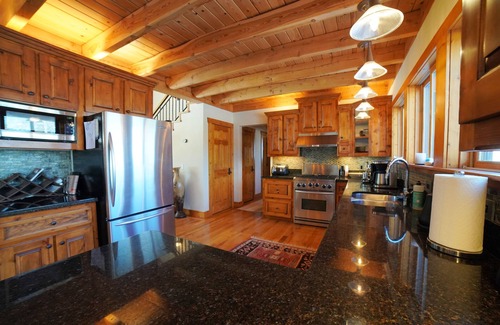 Victor House | Luxurious Private Mountain Retreat w/Hot Tub + Sauna