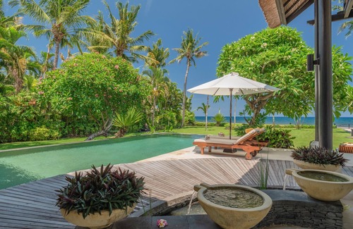 Banjartegehe Villa | Luxurious, private villa for 6 people, directly on the beach and the sea, Lovina