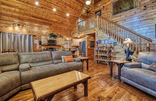 Gatlinburg - Pigeon Forge Cabin | LUXURIOUS, PRIVATE, WHEELCHAIR-FRIENDLY, VIEWS, HOT TUB, FIRE PIT, SPACIOUS