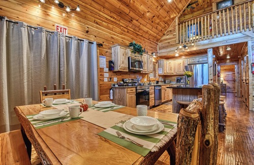 Gatlinburg - Pigeon Forge Cabin | LUXURIOUS, PRIVATE, WHEELCHAIR-FRIENDLY, VIEWS, HOT TUB, FIRE PIT, SPACIOUS