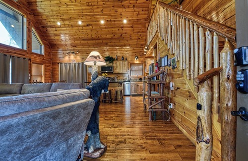 Gatlinburg - Pigeon Forge Cabin | LUXURIOUS, PRIVATE, WHEELCHAIR-FRIENDLY, VIEWS, HOT TUB, FIRE PIT, SPACIOUS