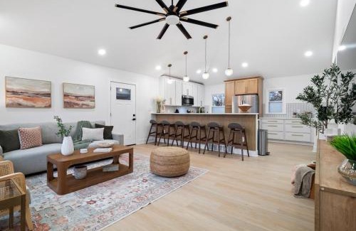 Cuyahoga County House | Luxurious Retreat with Sauna and Modern Design