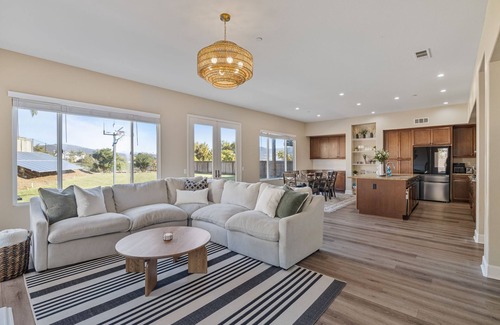 San Diego House | Luxurious Redesigned Home in a Prestigious Neighborhood