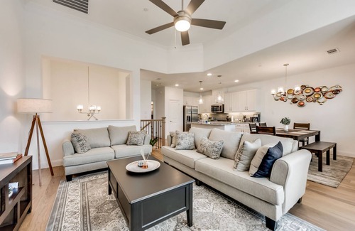 Lewisville House | Luxurious Remote Work | 700 Mbps+ | TSLA Charger