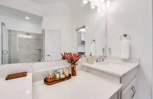 Lewisville House | Luxurious Remote Work | 700 Mbps+ | TSLA Charger