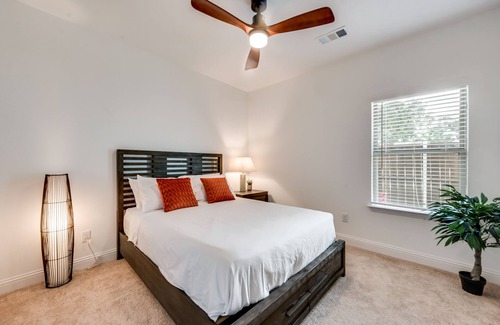 Lewisville House | Luxurious Remote Work | 700 Mbps+ | TSLA Charger