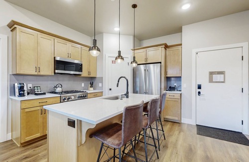 Park City Condo | Luxurious resort condo with pool, hot tub + mountain views
