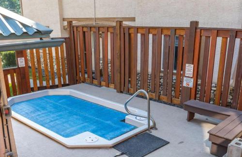 Harvie Heights Apartment | Luxurious Retreat/Hot Tub/Mountain View/4 Beds