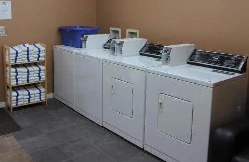 Harvie Heights Apartment | Luxurious Retreat/Hot Tub/Mountain View/4 Beds
