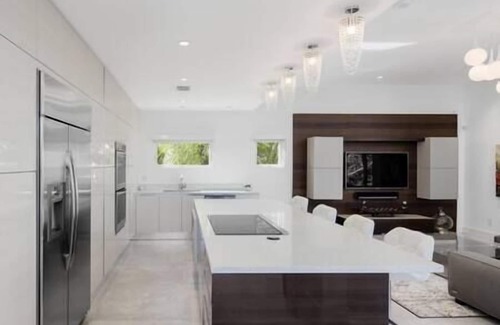 Summerplace House | Luxurious Retreat At The Whispering Palms