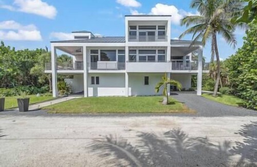 Summerplace House | Luxurious Retreat At The Whispering Palms