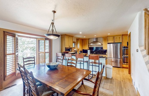 Highland Meadows House | Luxurious Retreat w/Mountain-View Double Deck, Central AC & Two-Sided Fireplace