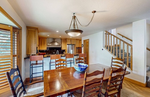 Highland Meadows House | Luxurious Retreat w/Mountain-View Double Deck, Central AC & Two-Sided Fireplace