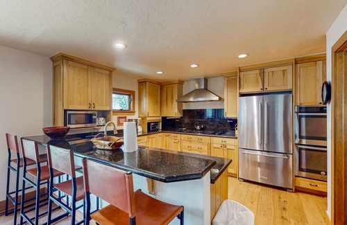 Highland Meadows House | Luxurious Retreat w/Mountain-View Double Deck, Central AC & Two-Sided Fireplace