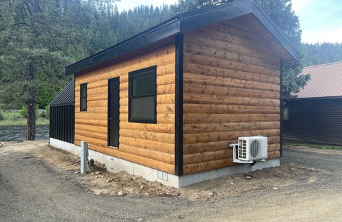 Lowell Cabin | Luxurious River Front Cabin