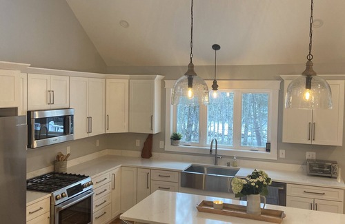 Center Conway House | Luxurious Riverfront Getaway. 8 miles-Cranmore, 15 miles-Attitash