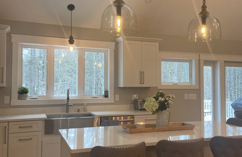 Center Conway House | Luxurious Riverfront Getaway. 8 miles-Cranmore, 15 miles-Attitash