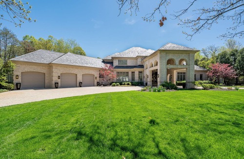 Kaukauna House | Luxurious Riverfront, Indoor Golf, Gym, Nature paradise