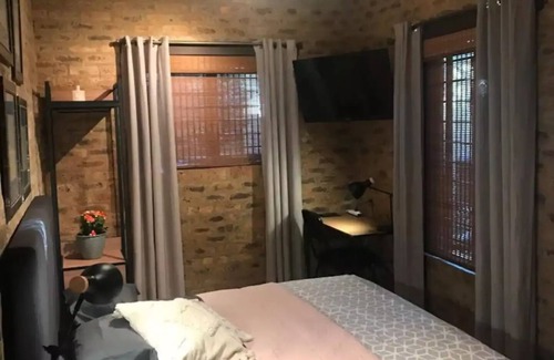 Die Wilgers Bed & Breakfast | Luxurious Room Accommodation with living area for single person or a couple! 🌟n