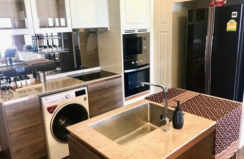 Bang Sue Condo | Luxurious room river view+1min Skytrain+Wifi Entire place for 4-5 people.