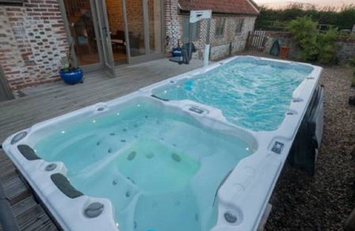 Swafield House | Luxurious Rural Barn with Pool & Hydrotherapy Spa. Miles of unspoilt beaches.