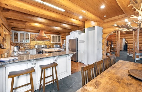 Wishon Cabin | Luxurious Rustic Log Cabin- Moosehead Lodge Bass Lake