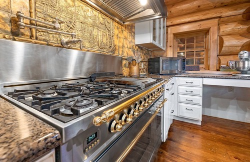 Wishon Cabin | Luxurious Rustic Log Cabin- Moosehead Lodge Bass Lake