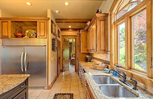 Young Harris House | Luxurious Sanctuary Summit - By Chatuge Home Concierge | Incredible Mountain & Lake Chatuge Views | Sleeps 19 | 6BR Retreat, fire pit, ping pong