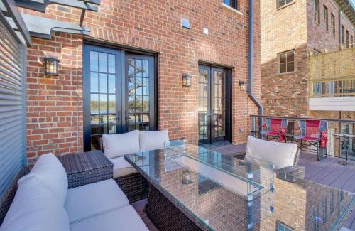 Hitch Village - Fred Wessels Homes House | Luxurious Savannah Townhome with River views
