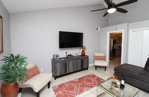 La Paz At Desert Springs House | Luxurious Scottsdale Guesthouse by the Pool
