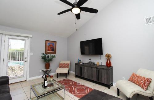 La Paz At Desert Springs House | Luxurious Scottsdale Guesthouse by the Pool