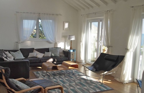 Pembroke House | Luxurious seaside house with spectacular sea views, 3 minute walk to sandy beach