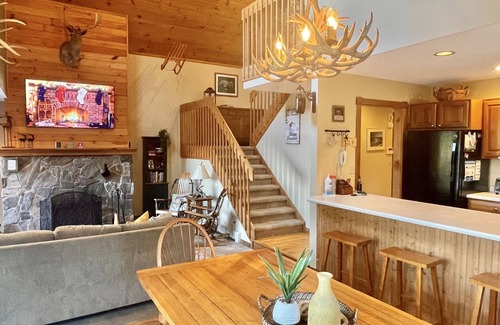 Ludlow House | Luxurious, Secluded, Ski Chalet, w/Country Decor & Hot Tub Near Okemo