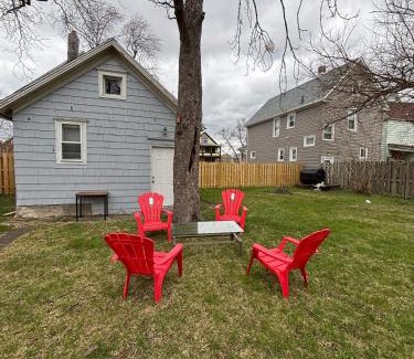 Niagara Falls House | Luxurious & Serene Niagara Retreat 3BR 2BA Private Backyard Oasis