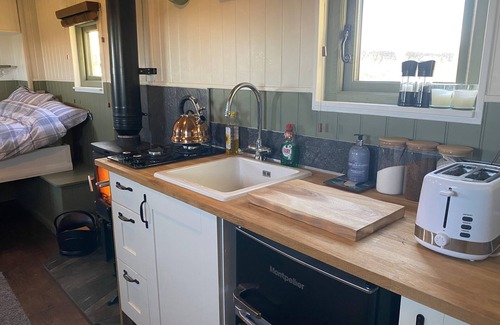 Banbury Cabin | Luxurious Shepherd Hut, stunning panoramic countryside views in idyllic location
