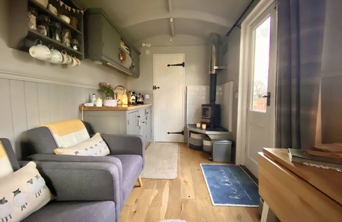 Kippen Cabin | Luxurious shepherds hut with hot tub and pizza oven in the Scottish Trossachs