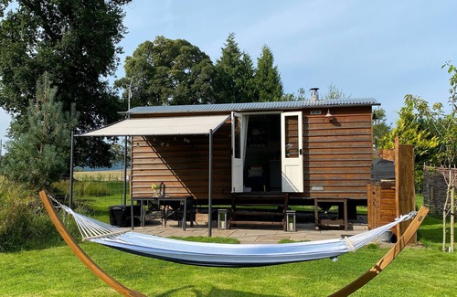 Kippen Cabin | Luxurious shepherds hut with hot tub and pizza oven in the Scottish Trossachs