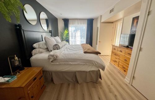 Oro-Medonte House | Luxurious Ski-In Ski-Out Jacuzzi Condo with King Bed, Pool, Gym and Sauna