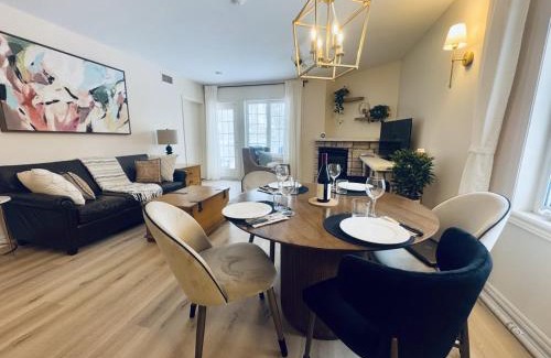 Oro-Medonte House | Luxurious Ski-In Ski-Out Jacuzzi Condo with King Bed, Pool, Gym and Sauna