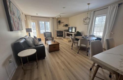Oro-Medonte House | Luxurious Ski-In Ski-Out Jacuzzi Condo with King Bed, Pool, Gym and Sauna