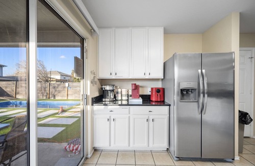 Montopolis House | LUXURIOUS, SPACIOUS, AND CENTRALLY LOCATED HOME WITH POOL AND PUTTING GREEN