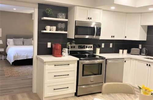 Sheridan Apartment | Luxurious, spacious, Independent 2 Bedrooms 2 baths with fireplace/free parking
