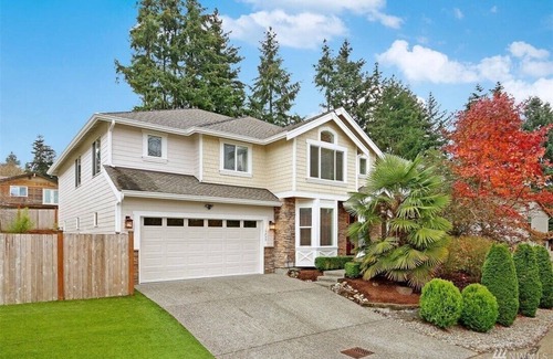 Lake Hills House | Luxurious spacious centrally located Bellevue home