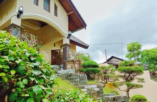 Denpasar Timur House | Luxurious & spacious comfort in the middle of city & traditional Bali