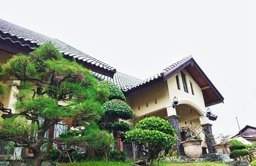 Denpasar Timur House | Luxurious & spacious comfort in the middle of city & traditional Bali